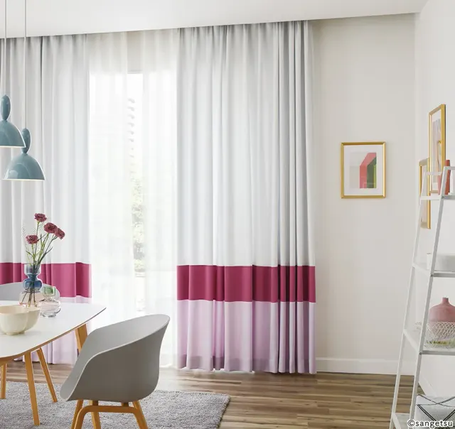 Phòng ăn có rèm trắng với dải màu hồng đậm và hồng nhạt ở phần dưới, bàn trắng và ghế xám, mã AC1623