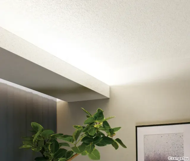 Trần dán giấy trắng vân nổi mịn, ánh đèn hắt từ hộc trần chiếu sáng mặt trần, cây xanh phía dưới