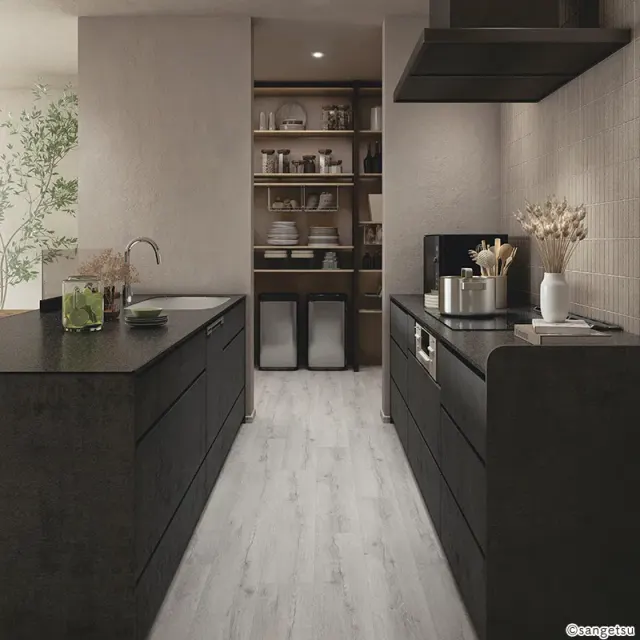 Gian bếp tủ màu đen, sàn vân gỗ xám nhạt chạy dọc lối đi giữa hai dãy tủ, mã MF104