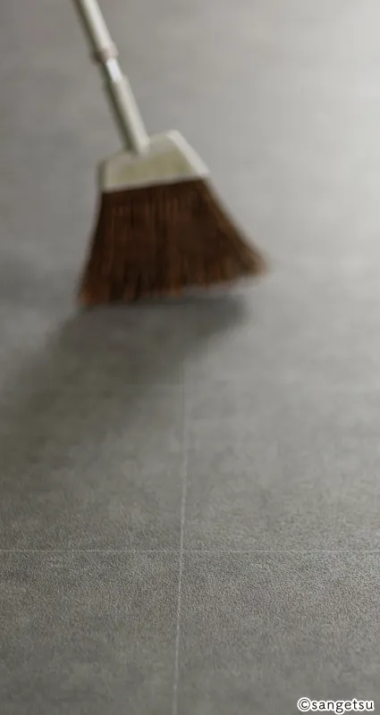Chổi quét trên sàn vinyl màu xám vân vữa có đường ron mảnh, mã PX201S