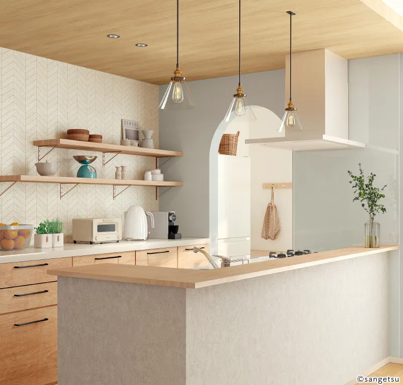 Bếp mở có trần vân gỗ sáng, tường ốp gạch xương cá trắng, tủ gỗ và đảo bếp tông xám, mã RE55595