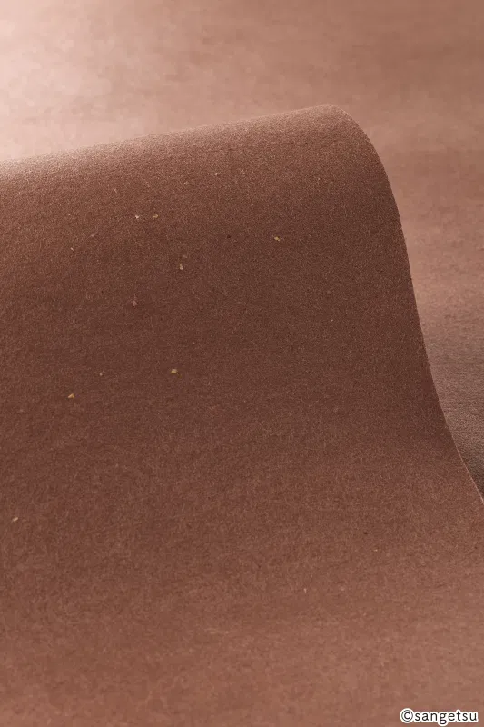 Mẫu giấy dán tường CLAY PAPER màu nâu đất, bề mặt mềm có những đốm vàng nhỏ, mã SGM1041