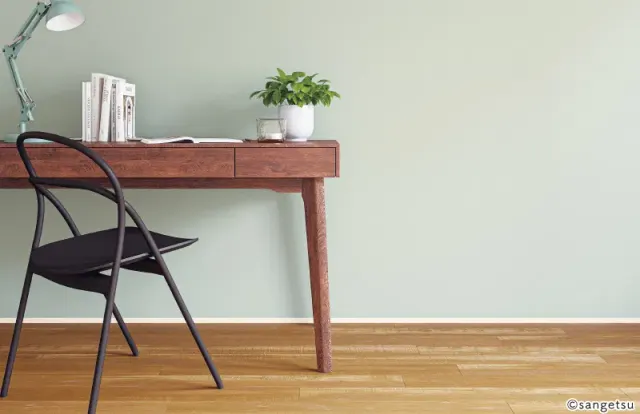 Góc làm việc tường màu xanh xám nhạt, sàn vân gỗ, len chân tường nhựa màu sáng rất thấp sát mặt sàn