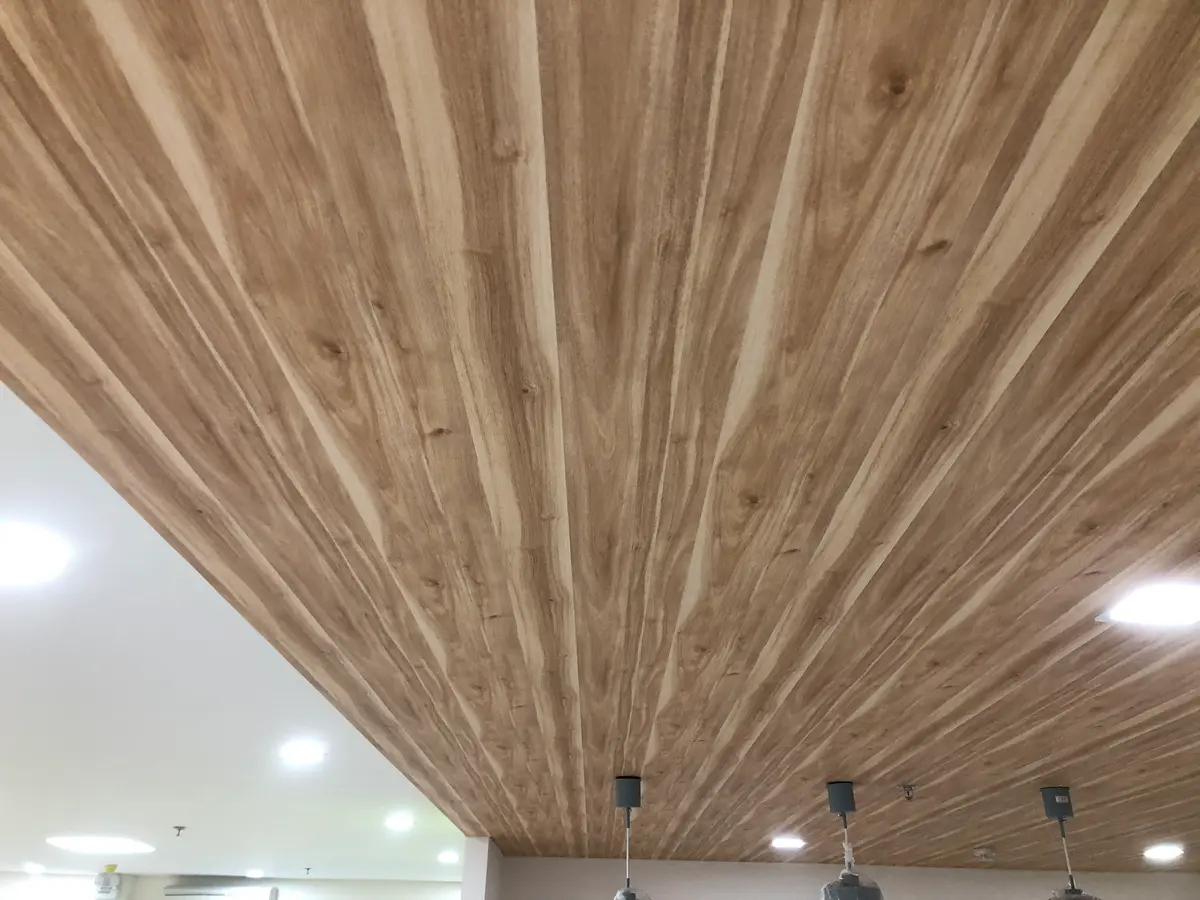 Thi công giấy dán tường Sangetsu và len chân tường Lonseal tại Bình Tân