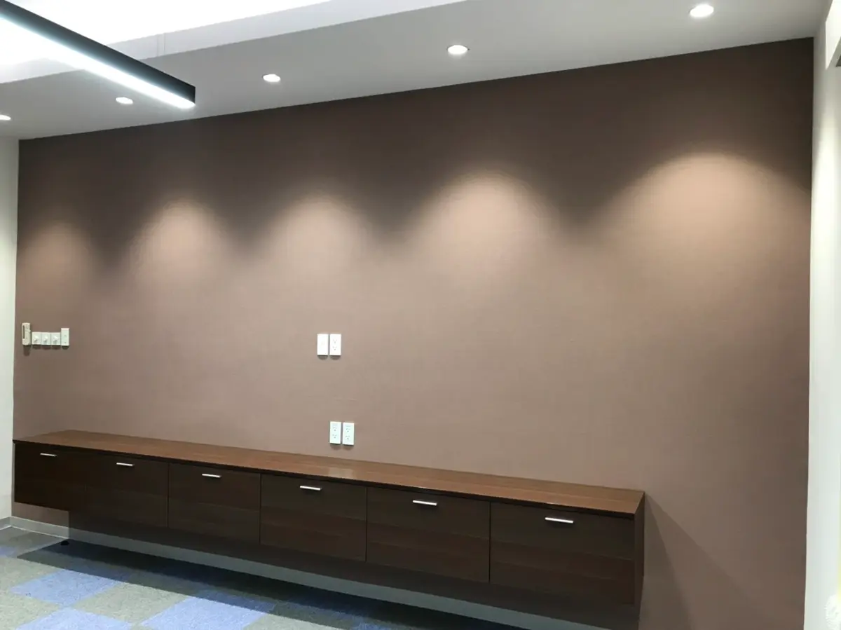 Thi công giấy dán tường Sangetsu và len chân tường Lonseal tại Bình Tân